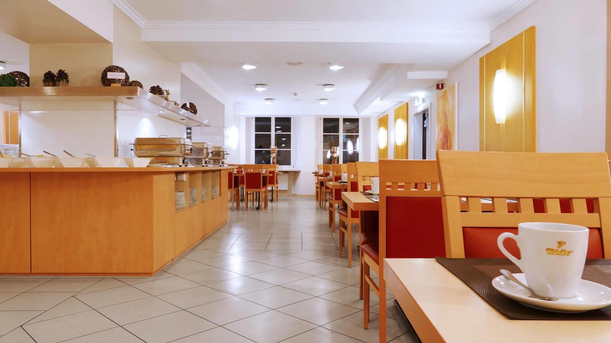 Central Hotel Loewen Фельдкирьх Экстерьер фото